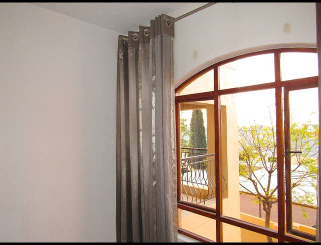 1 BEDROOM APARTMENT TO LET IN PINESLOPES